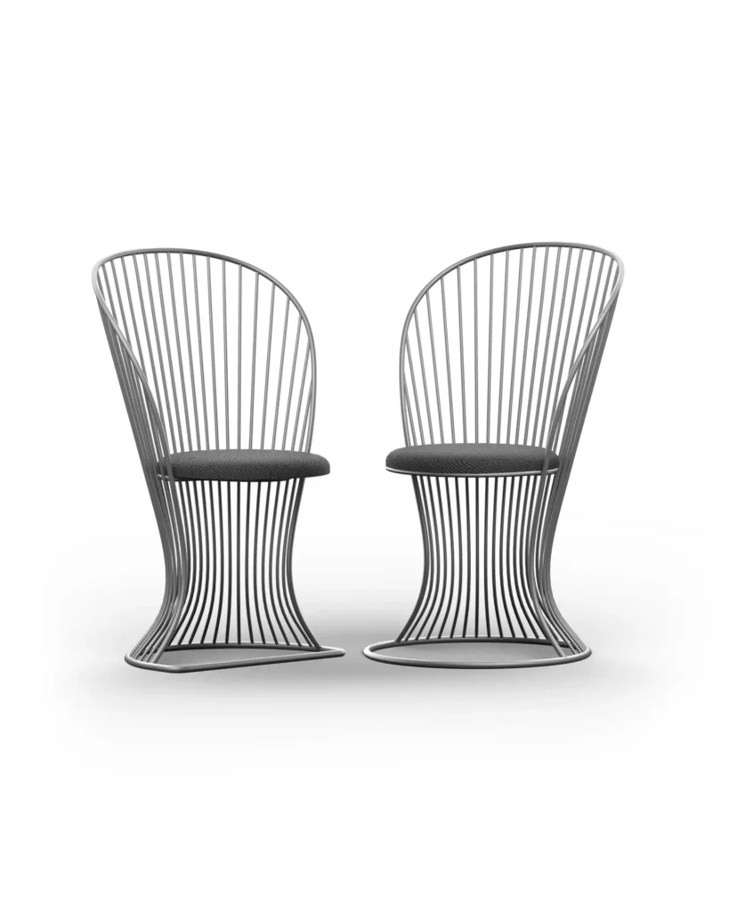 Zwei curveo Design-Stühle aus feingliedrigem Stahldraht mit rundem und halbrundem Fuß, hoher Rückenlehne und gepolsterter Sitzfläche.